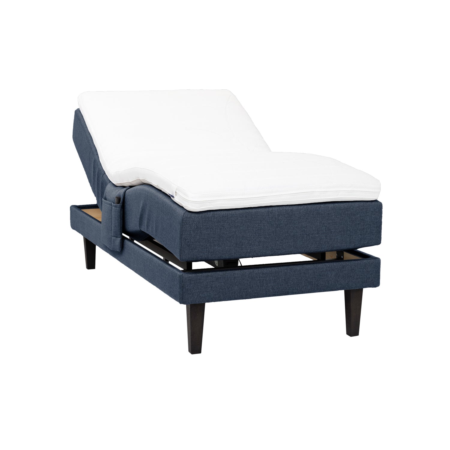 Sininen Hilding Feel Ergo -moottorisänky 90 x 200 cm hiilenmustilla 23 cm korkeilla Royal -tammijaloilla ja Hilding Ergo -sijauspatjalla. Kuvan tarviketasku myydään erikseen.