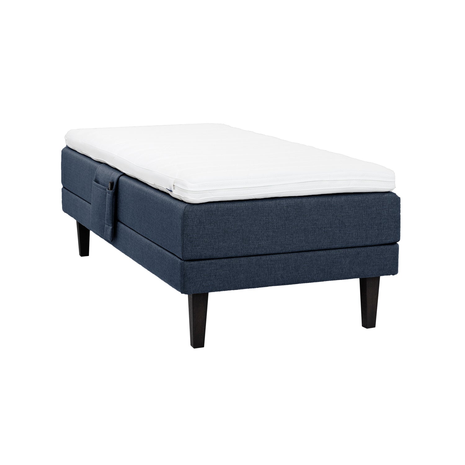 Sininen Hilding Feel Ergo -moottorisänky 90 x 200 cm hiilenmustilla 23 cm korkeilla Royal -tammijaloilla ja Hilding Ergo -sijauspatjalla. Kuvan tarviketasku myydään erikseen.