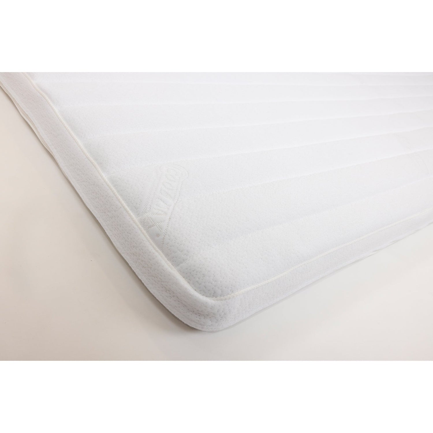 Kuvassa on Hilding Hybrix Air Coolmax Split -sijauspatjan kulma. Petauspatjan pinta on myötäilevää ja hengittävää polyesterijoustokangasta ja pehmeää vanua.