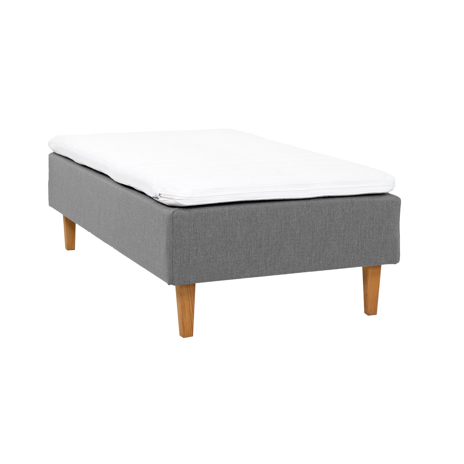 Harmaa Hilding Original -runkopatja 120 x 200 cm luonnonvärisillä 23 cm korkeilla Royal -tammijaloilla ja profiloidulla Hilding -kimmovaahtosijauspatjalla.