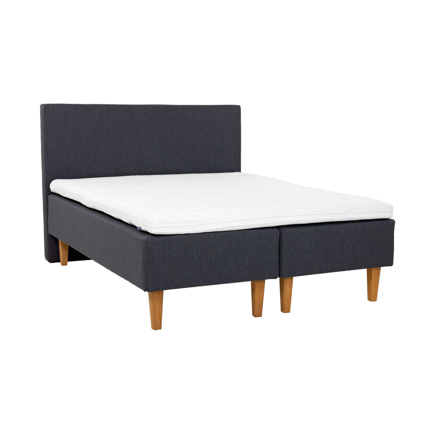 Antrasiitinväriset Hilding Original -runkopatjat luonnonvärisillä 23 cm korkeilla Royal -tammijaloilla ja yhtenäisellä 180 x 200 cm profiloidulla Hilding -kimmovaahtosijauspatjalla. Kuvan Original -sängynpääty myydään erikseen.