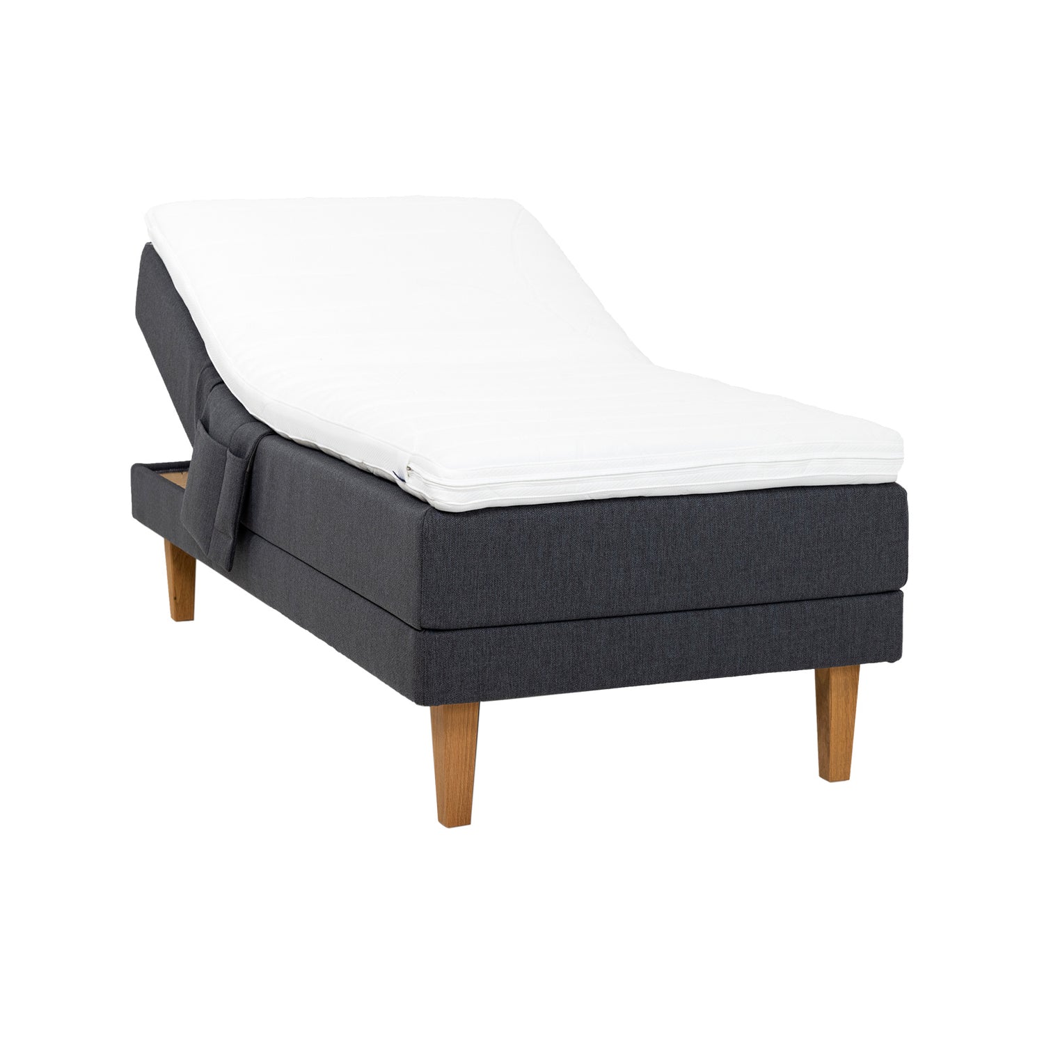 Antrasiitinvärinen Hilding Original -moottorisänky 90 x 200 cm luonnonvärisillä 23 cm korkeilla Royal -tammijaloilla ja profiloidulla kimmovaahtosijauspatjalla. Kuvan tarviketasku myydään erikseen.