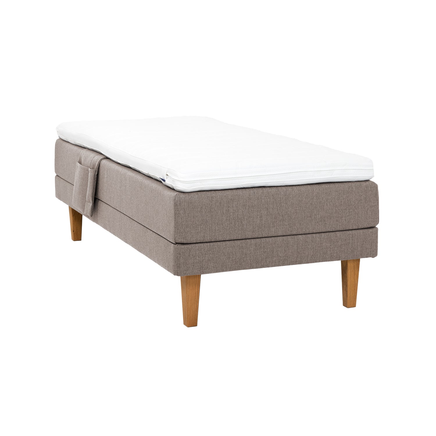 Hiekanvärinen Hilding Original -moottorisänky 80 x 200 cm luonnonvärisillä 23 cm korkeilla Royal -tammijaloilla ja profiloidulla kimmovaahtosijauspatjalla. Kuvan tarviketasku myydään erikseen.