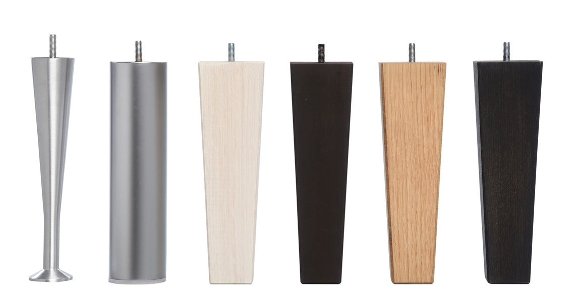 Hilding Feel -runkopatjojen 23 cm korkeat jalkavaihtoehdot: Pyöreä kromin värinen metallijalka, sekä eri värivaihtoehdot tammiselle nelikulmaiselle Royal -jalalle ja pyöreälle Hilding Raita -jalalle.