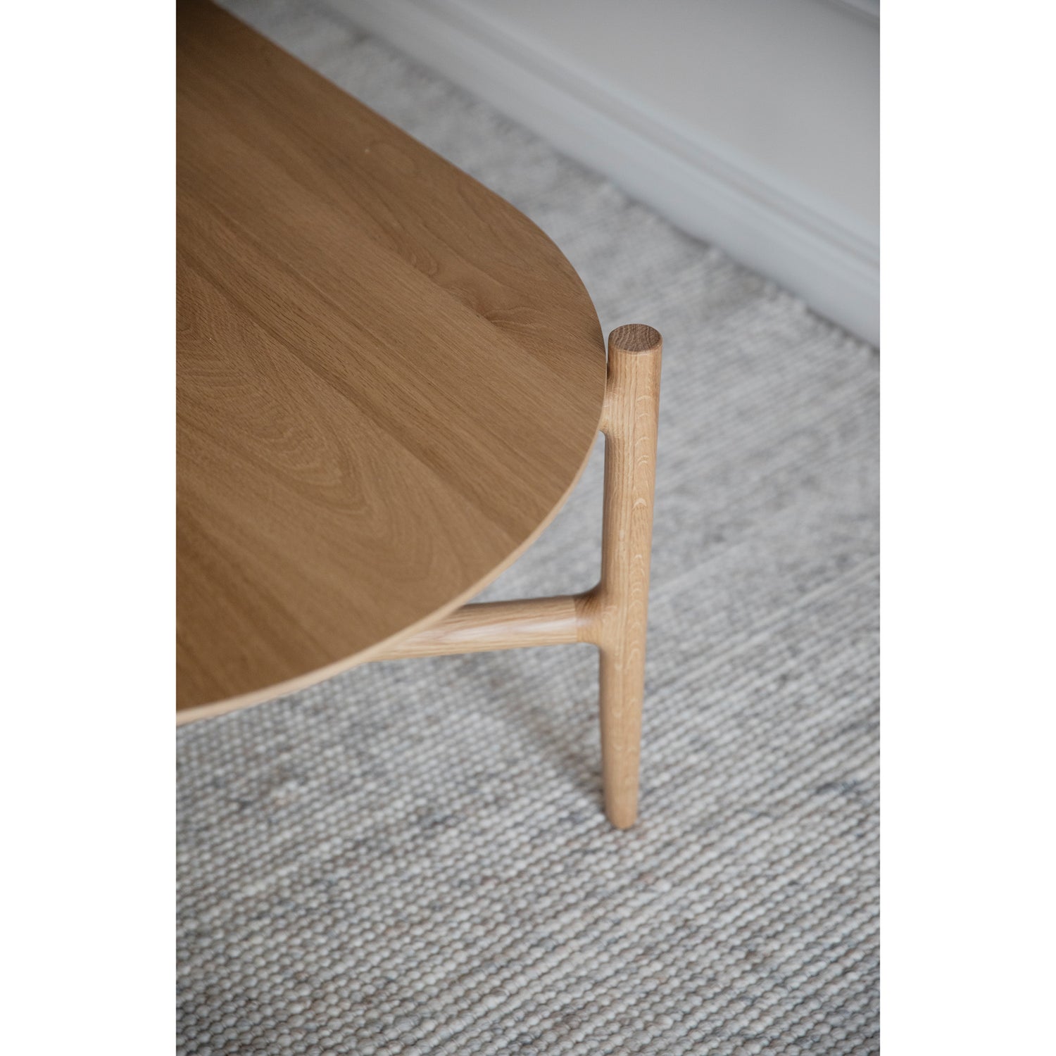 Lähikuva tammen värisestä Holton-sohvapöydästä.