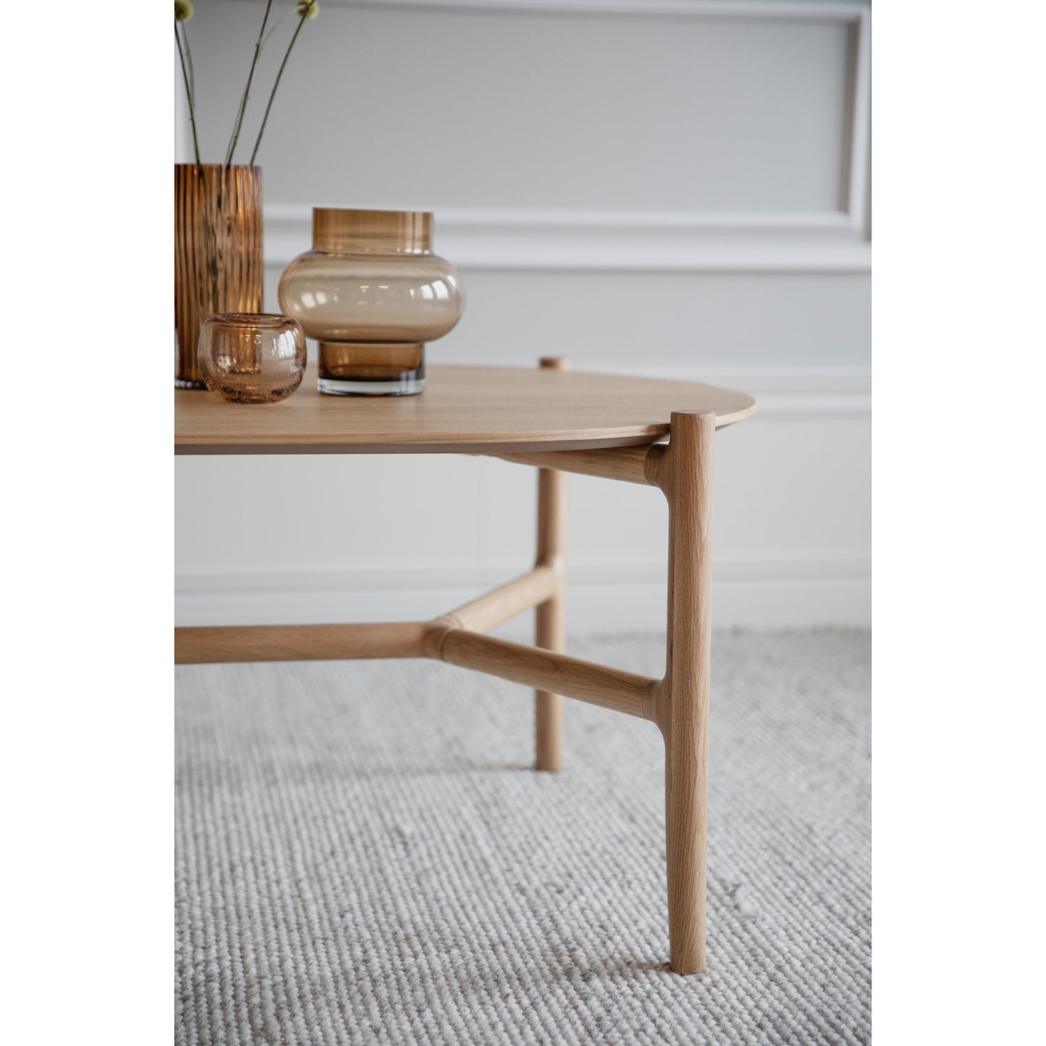 Ovaalin muotoinen tammen värinen Holton-sohvapöytä 130 cm.