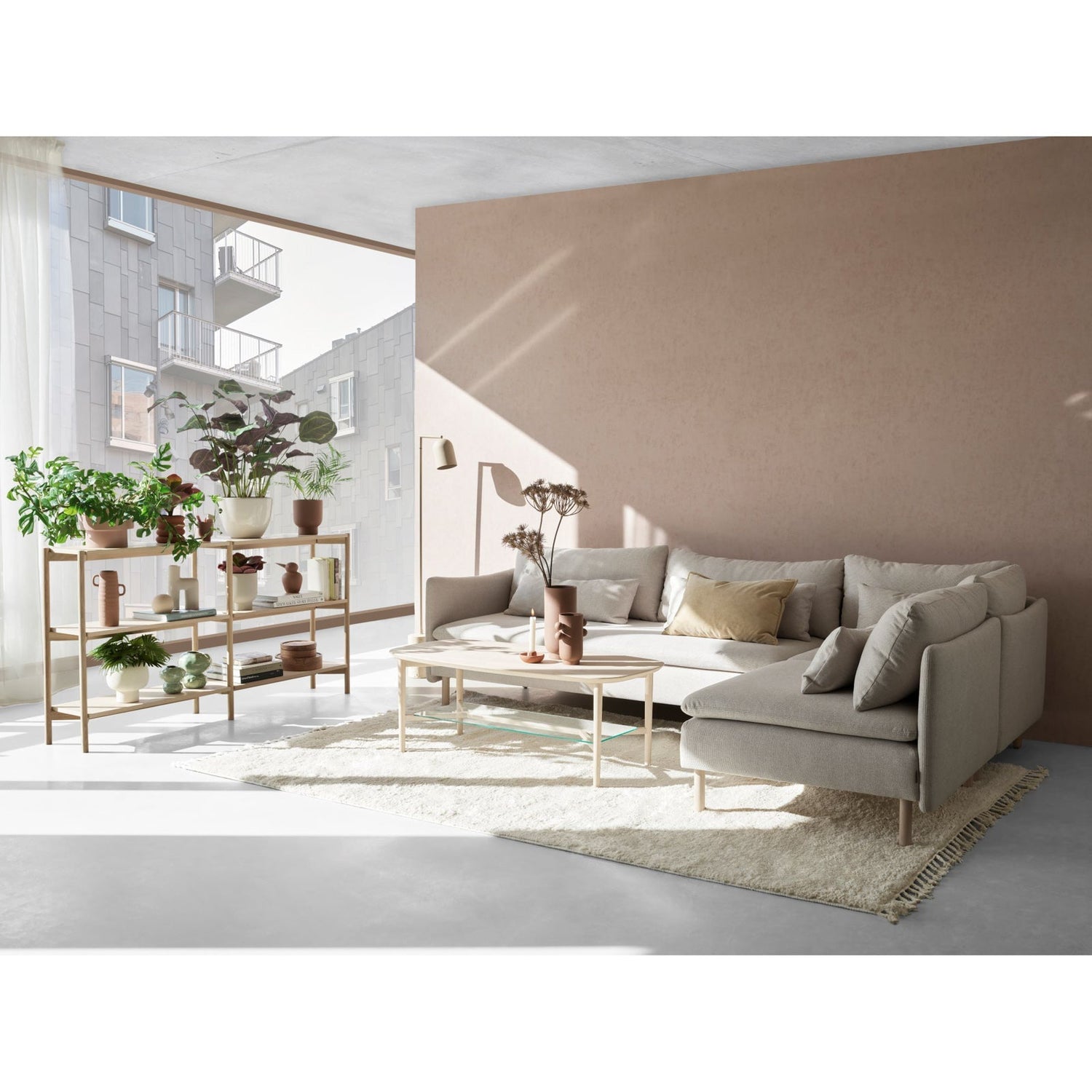 Kuvassa on Idyll-vuodekulmadivaanisohva vaalean beigellä verhoilukankaalla Sardinia Ivory 01 ja valkotammenvärisillä jaloilla.