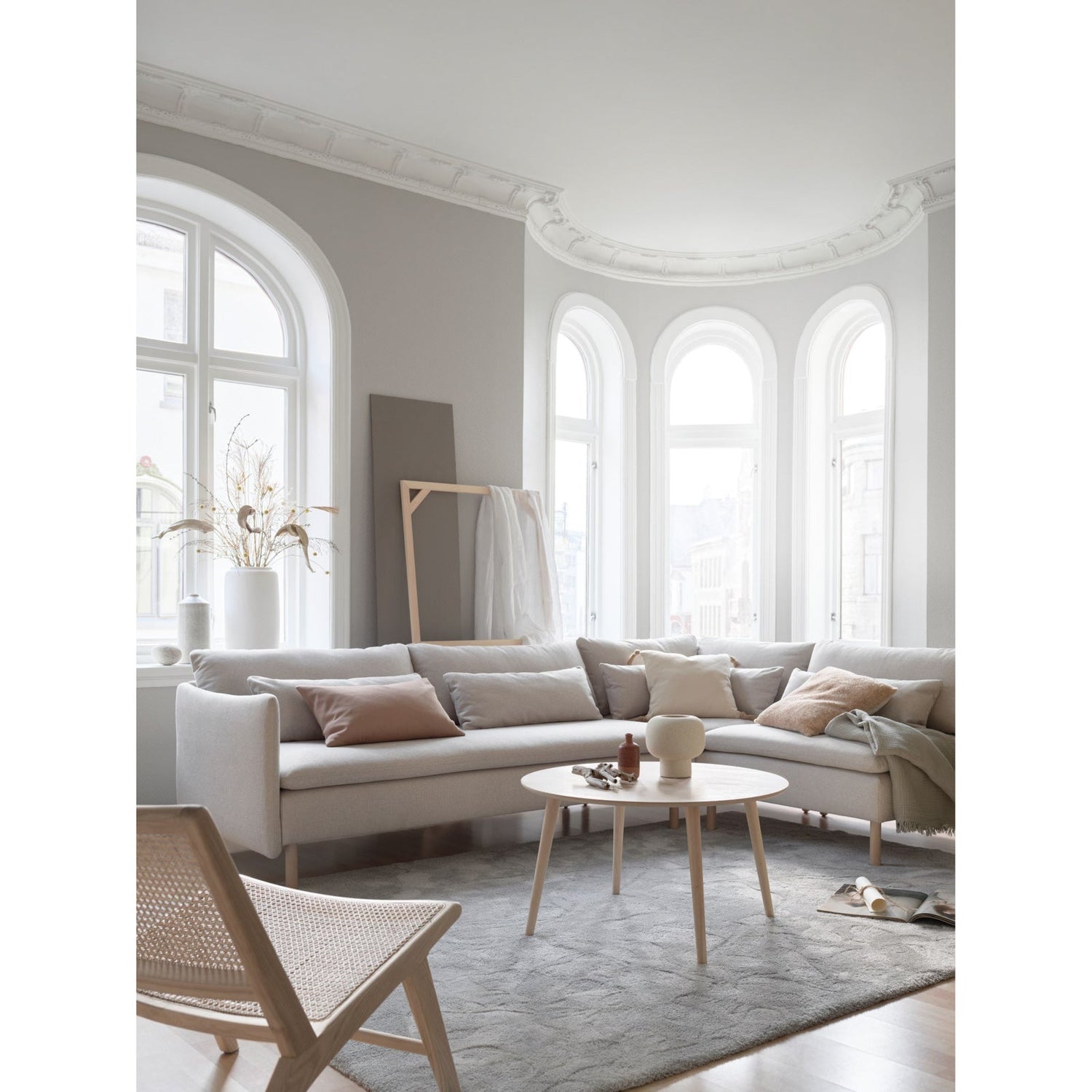 Kuvassa on Idyll-vuodekulmadivaanisohva vaalean beigellä verhoilukankaalla Sardinia Ivory 01 ja valkotammenvärisillä jaloilla.