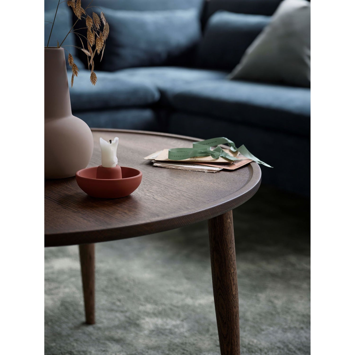 Kuvan sohvakokoonpanossa on käytetty Idyll-moduulisohvan kulmaosaa. Verhoilukankaana kuvassa on Ponza Petrol 14.