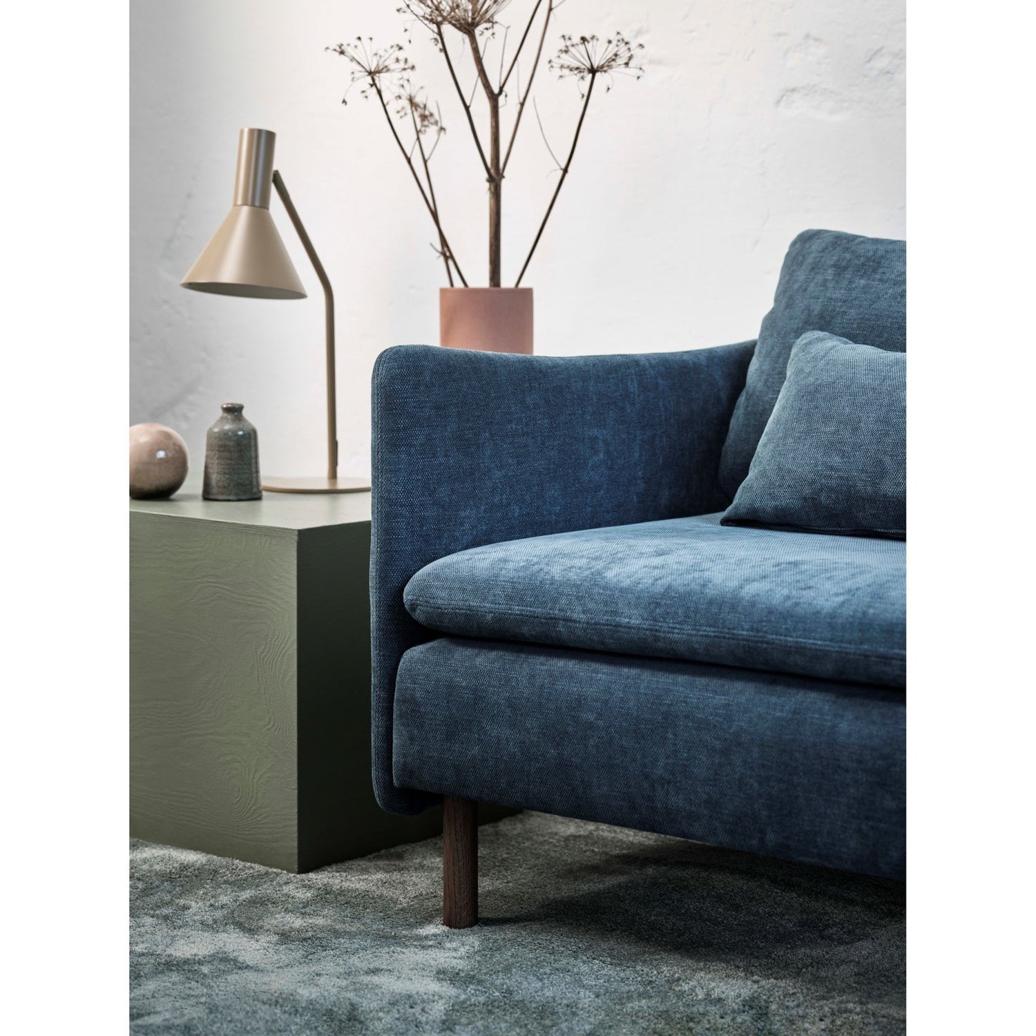 Kuvassa Idyll-sohvan puoleensa vetävä sohvannurkka erikseen saatavalla Ponza Petrol 14 -kankaalla.