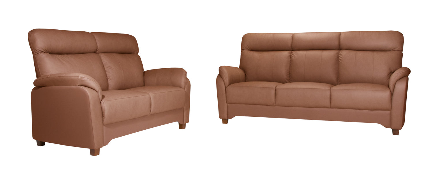 Isabella on ryhdikäs sohvamalli, jossa on panostettu erityisesti istuttavuuteen. Kuvan kaluston sohvien verhoiluna on C30 Merone-nahka värissä 3017 konjakinruskea. Sivut ja taustat ovat keinonahkaa.