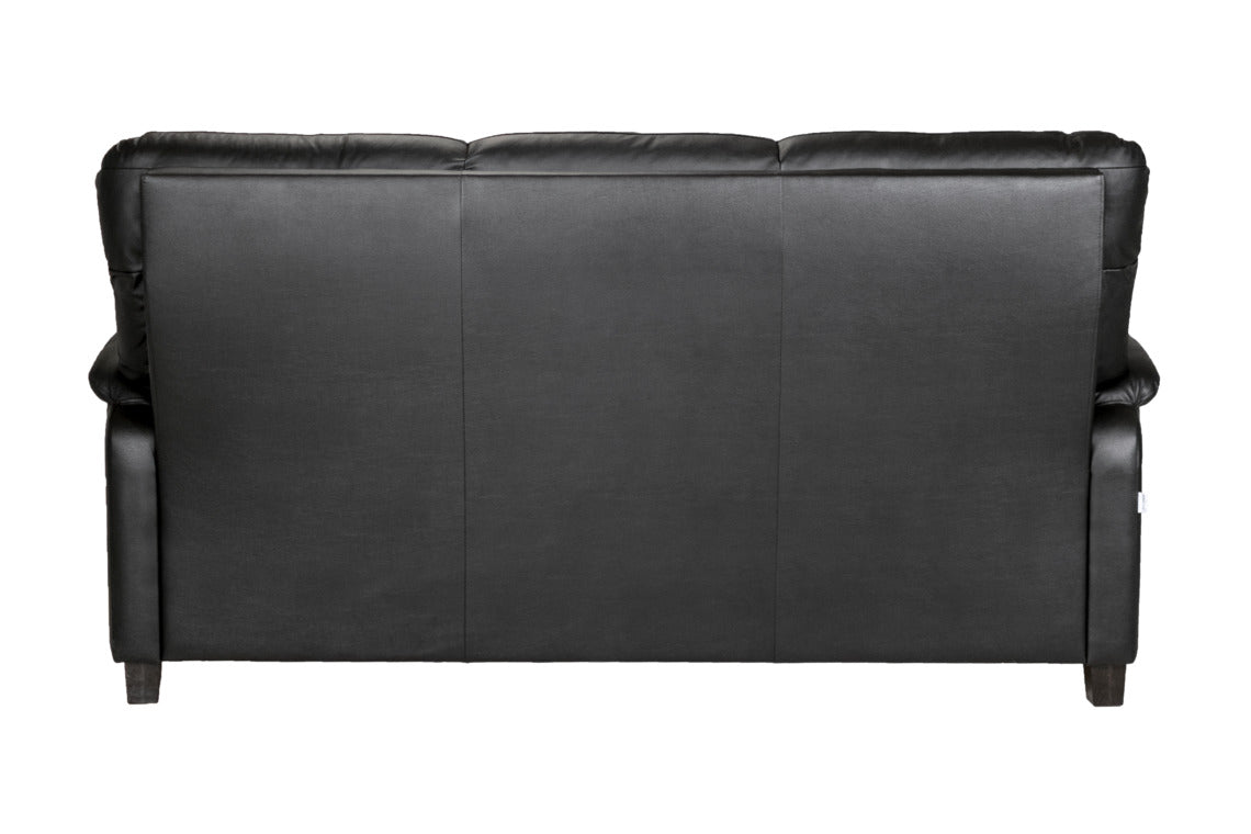 Huolellinen työn jälki ja viimeistely näkyy Isabella-sohvassa myös sivuilla ja taustassa.