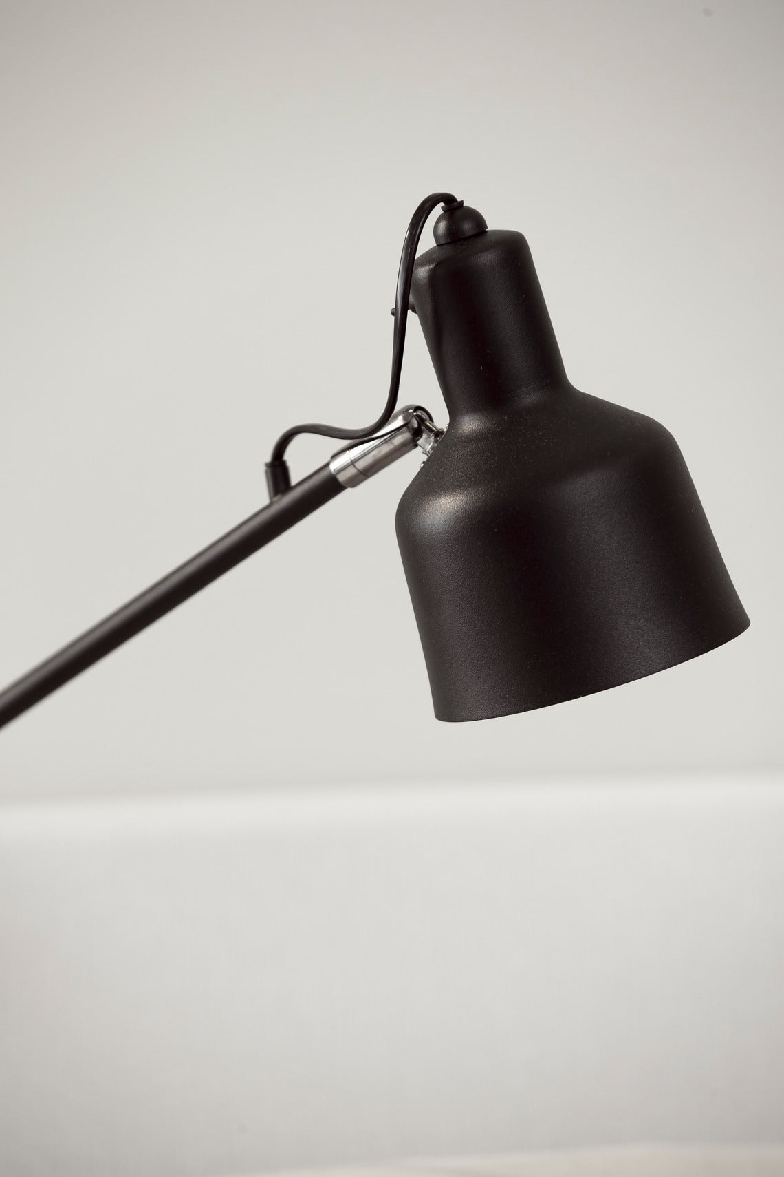 Jensen Add On -valaisin on hyvä lukuvalo, jonka korkeus on säädeltävissä tarpeen mukaan. Huom. Uudistuneessa mallissa kuvan johto on piilotettu.