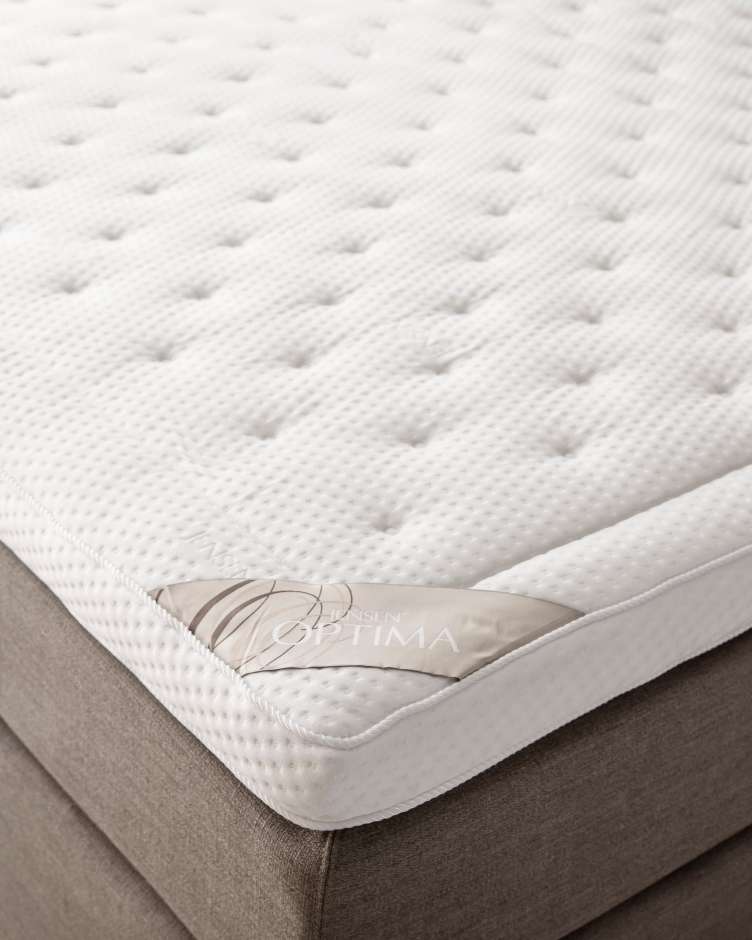 Jensen Optima -sijauspatjan korkeus on 10 cm ja se on suunniteltu käytettäväksi Jensen patjojen kanssa.