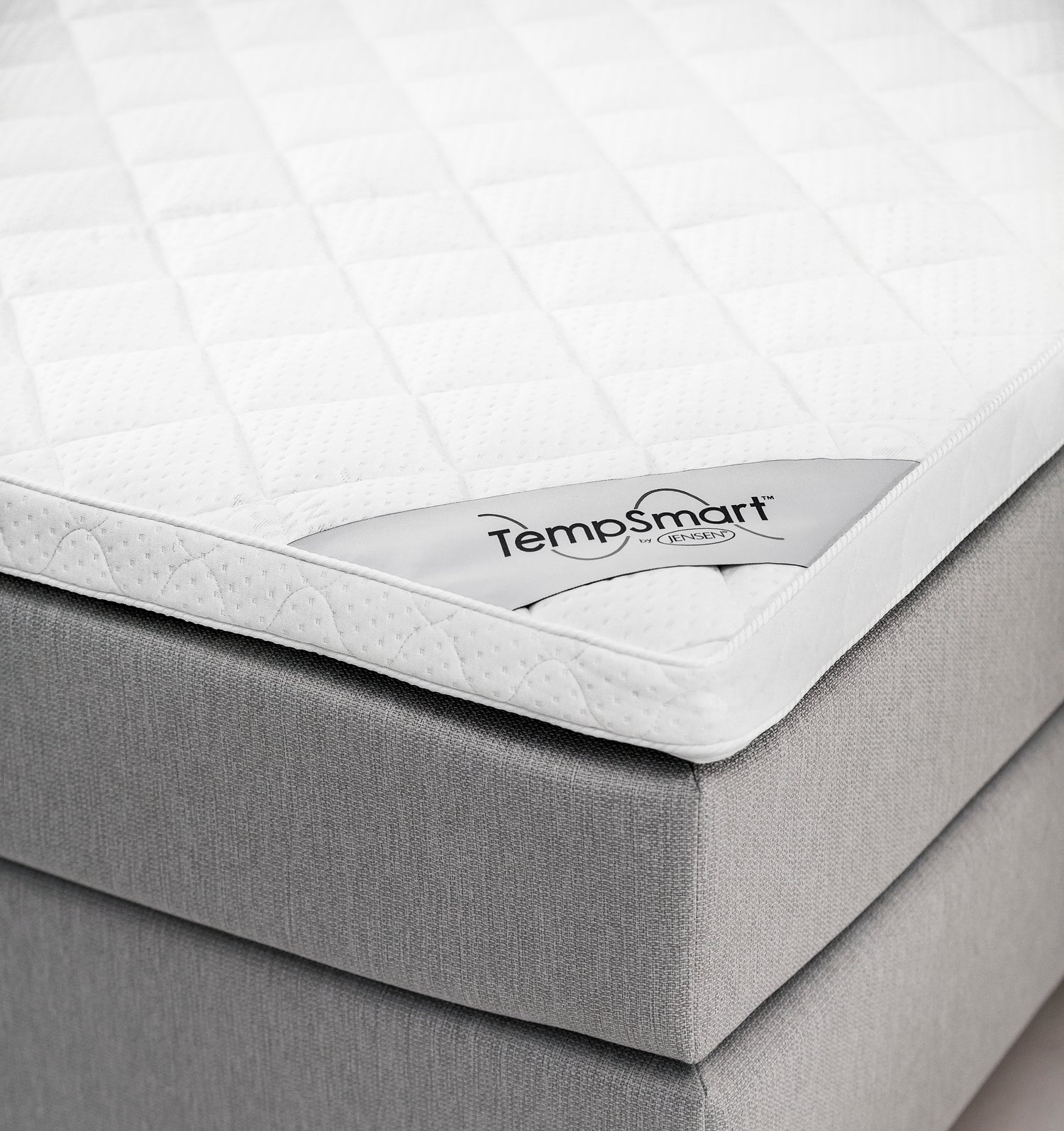 Jensen TempSmart -sijauspatjan korkeus on 9 cm ja se on suunniteltu käytettäväksi Jensen-patjojen kanssa.