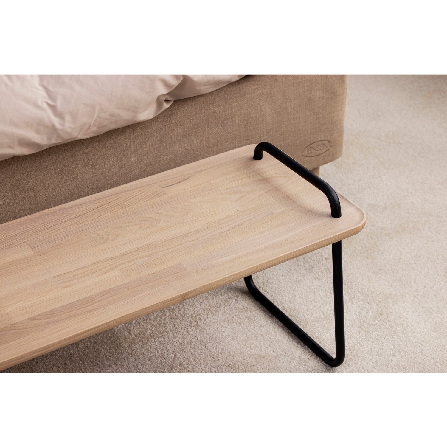 Jensen Add On -penkki on tyylikäs ratkaisu sängyn päätyyn. Kuvassa koivuinen päätypenkki.