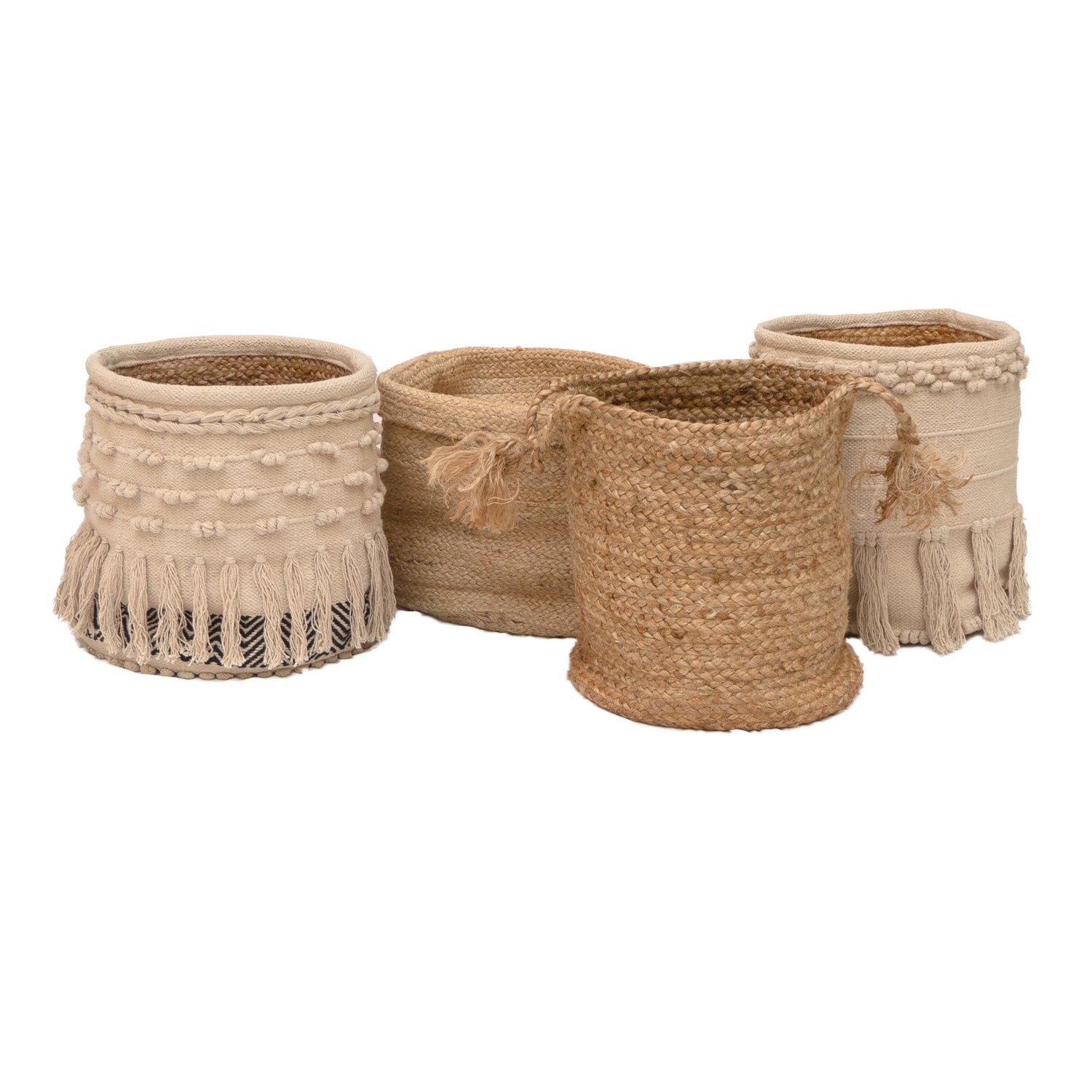 Kuvassa on Mattokympin koreja: reunoilla kangaspäällysteiset Matilda-korit ja keskellä taaempana yläreunasta käännetty Pinja-juuttikori, sekä edempänä Siina-juuttikori hapsuilla.