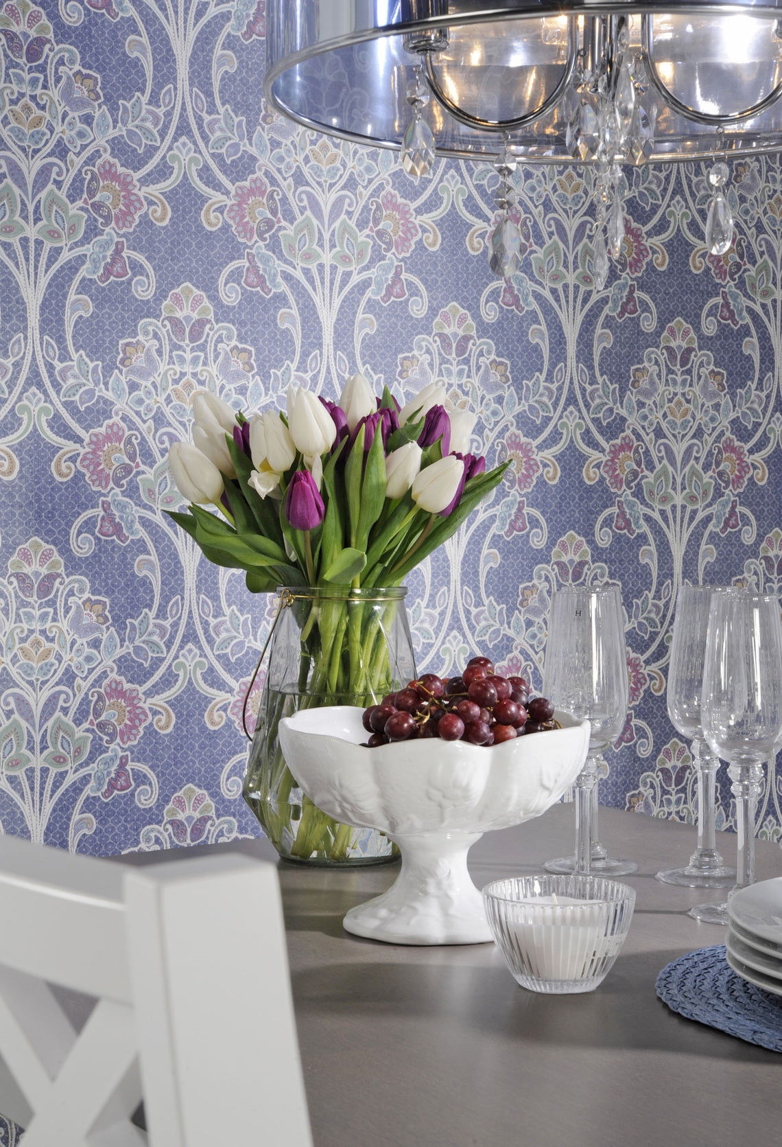 Kaisla-ruokapöytä harmaalla kannella.