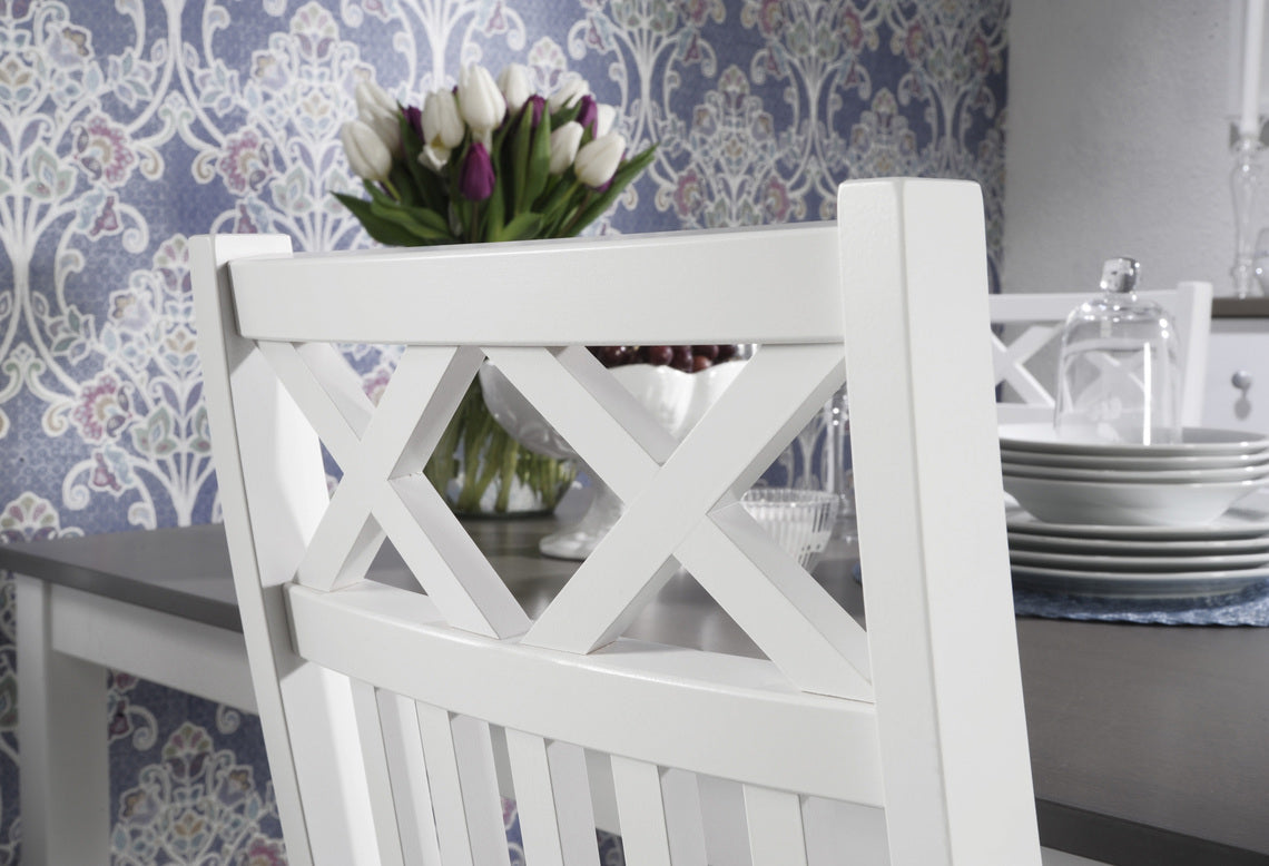 Metro-tuolin selkänojassa on kaunis ristikkokoriste.