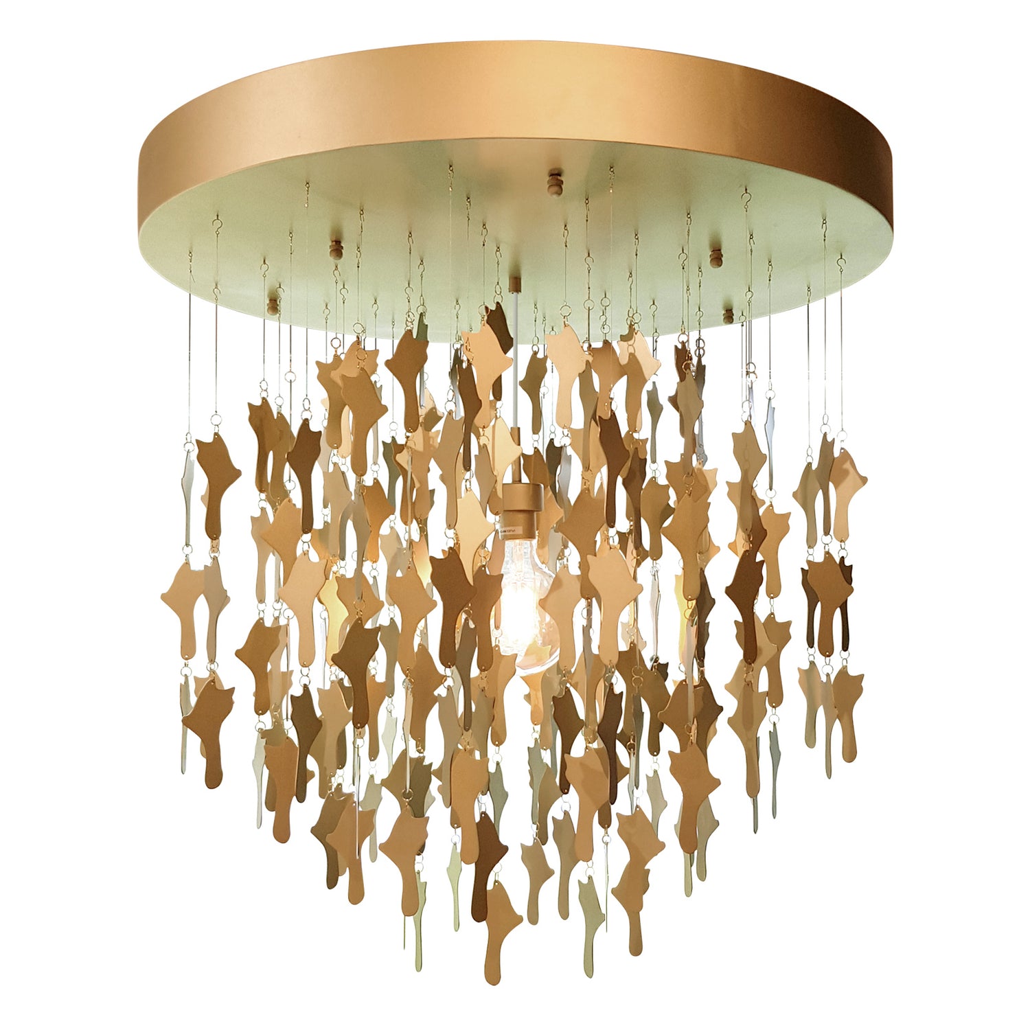 Upea Johanna Oraksen suunnittelema Kallary-plafondi, jossa säihkyy kallankukka-aiheiset kullanväriset metallilevyt.