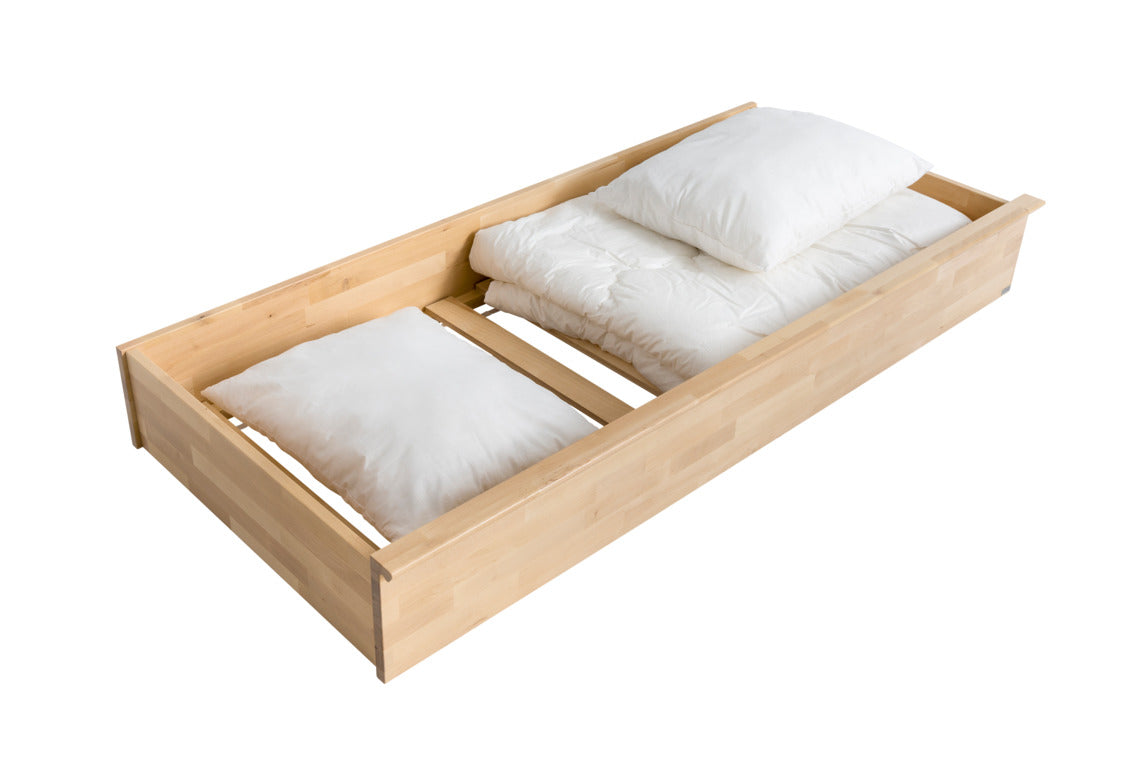 Kanerva-vuodevaatelaatikkoon saa kätevästi säilöön esimerkiksi vuodevaatteet. Vuodevaatelaatikko sopii Kanerva-puusohvan alle.