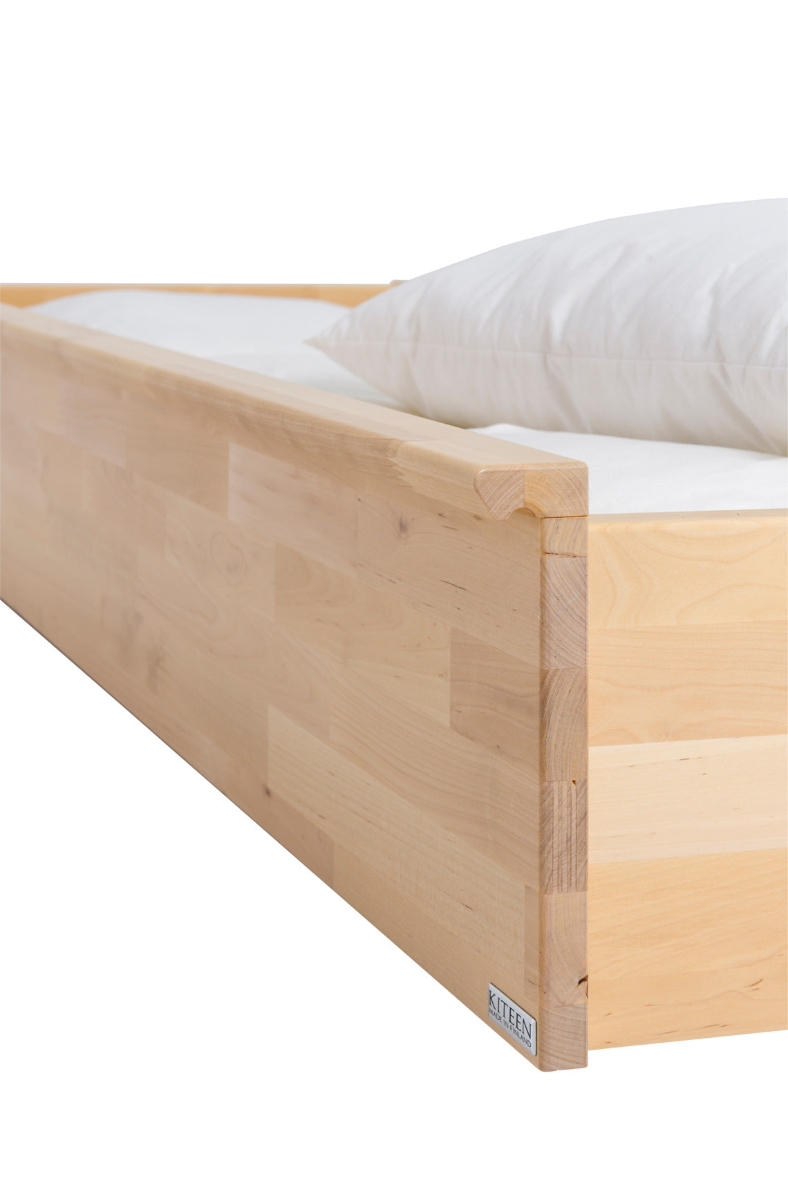 Kanerva-vuodevaatelaatikko on Kiteen Huonekalutehtaan kestävää laatua. Sitä on kätevä liikutella pyörien ansiosta.