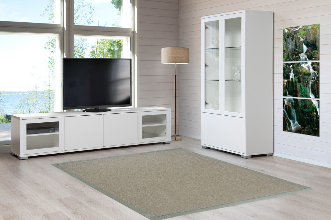 Kivi-malliston kalusteista saa helposti koottua yhtenäisen kokonaisuuden. Kuvassa kokovalkoiset lasiovellinen Kivi-tv-taso ja Kivi-vitriini.