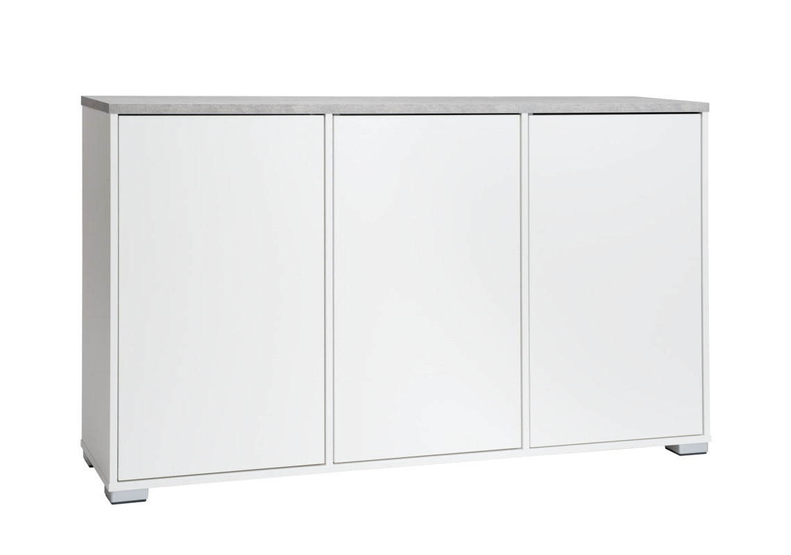 Kuvassa on 144 cm leveä valkoinen Kivi-senkki harmaalla betonijäljitelmän sävyisellä kannella ja hopeanvärisillä muovijaloilla.