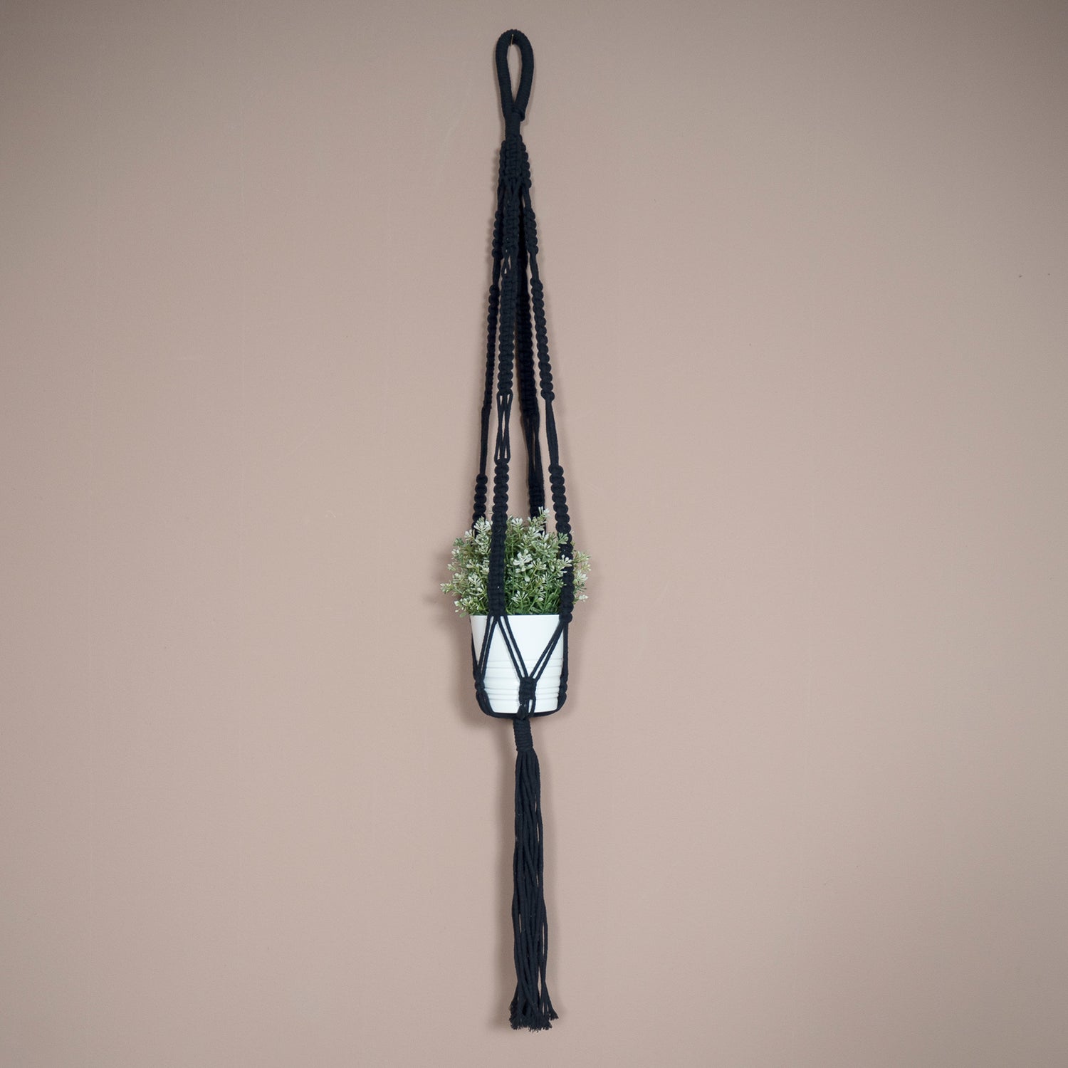 Musta Makrame-amppeli on trendikäs sisustusesine ja kukkapidike. Amppeli sopii niin yksin kuin yhdessä perinteisen väristen makramee-tuotteiden kanssa.
