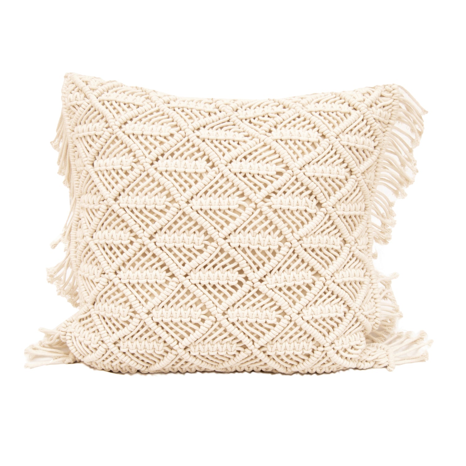 Luonnonvärinen solmittu Makrame Helmi -tyyny. Tyynyssä on hapsut kahdella sivulla.