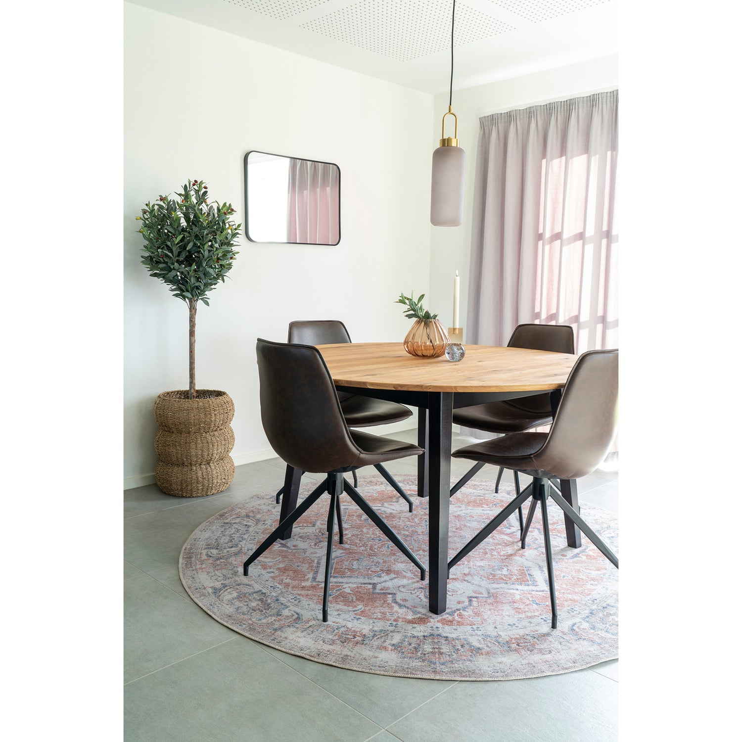 Kuvassa Marseille-ruokapöytä ruskeiden Monaco-tuolien kanssa. Keinonahkaverhoillut tuolit myydään erikseen.