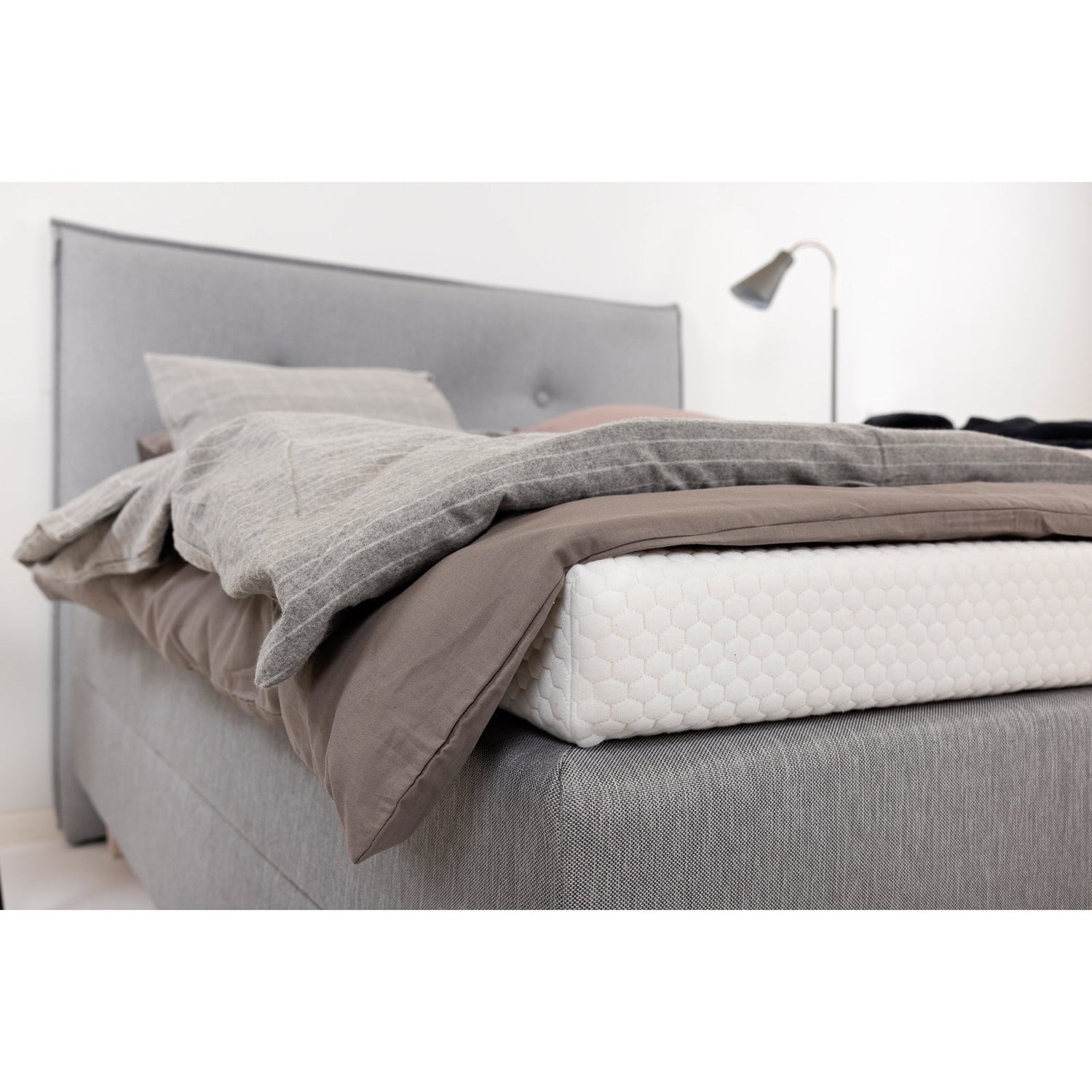 Meri Ergo XL -sijauspatjassa on joustokankaalla verhoiltu päällinen, jonka voi helposti pestä kotikoneessakin.