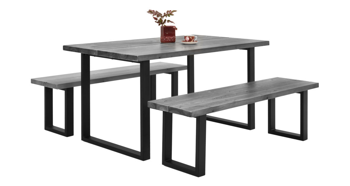 Venla-lankkupöytä 150 x 90 cm ja kaksi 150 cm Venla-penkkiä harmaalla kansivärillä ja suorilla mustilla metallijaloilla.