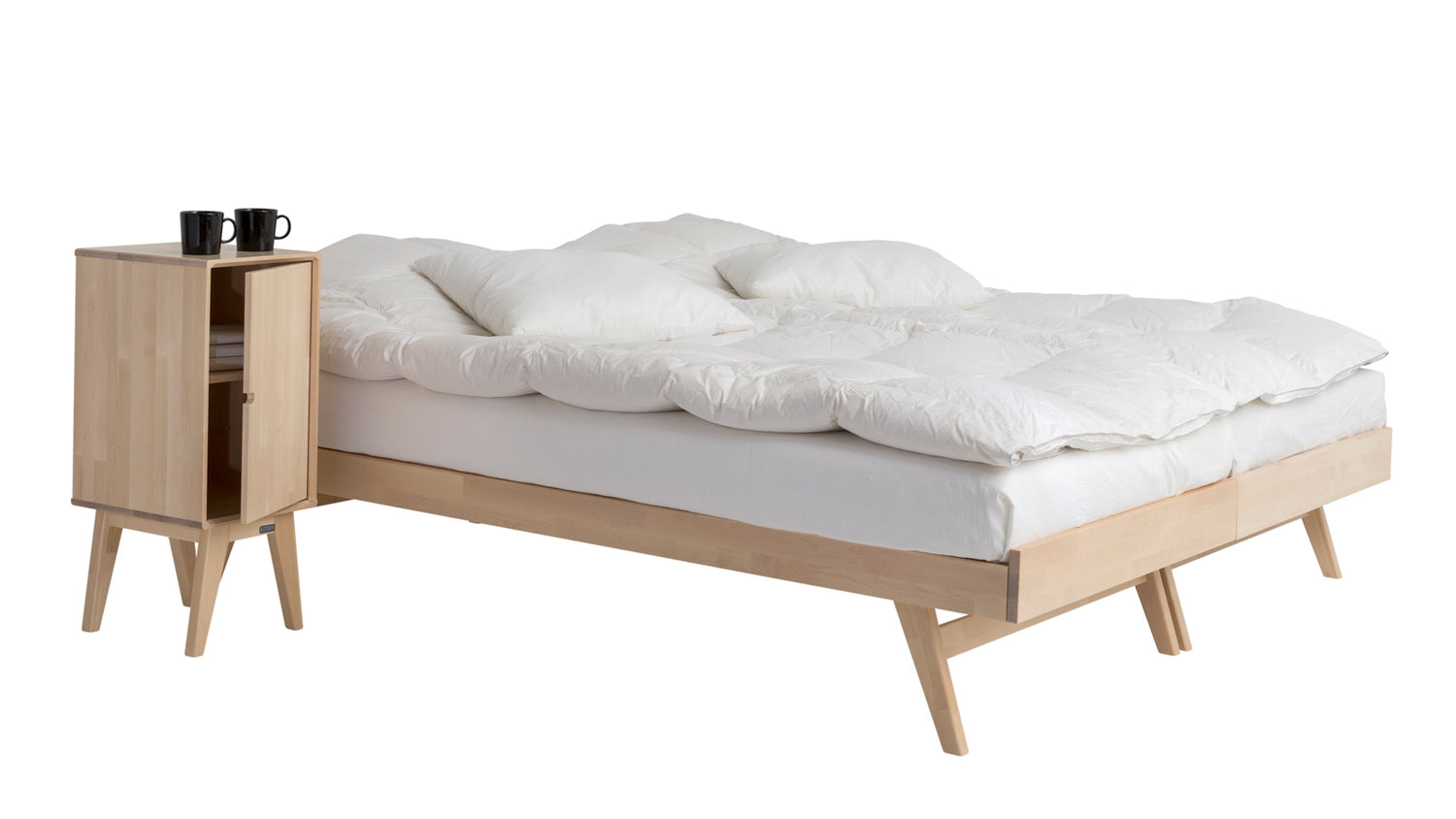 Kaksi Notte-runkosänkyä vierekkäin parisänkynä. Luonnonvärinen Notte-runkosänky on lakattua koivua. Kuvassa olevat patja ja petivaatteet, sekä Notte-lipasto yöpöytänä myydään erikseen.