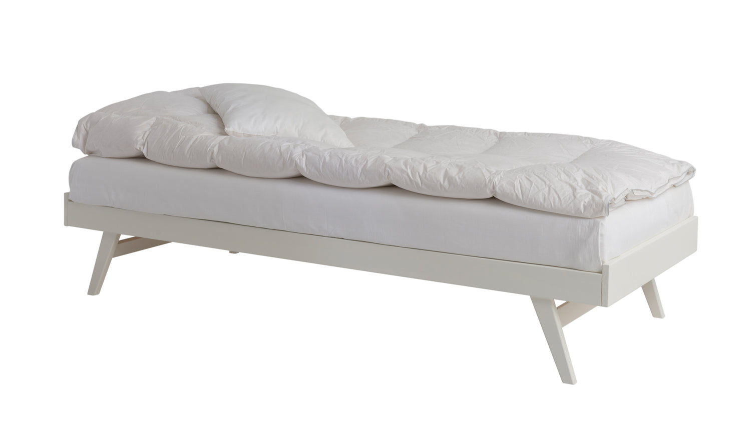 Valkoinen Notte-runkosänky maalattua koivua. Kuvassa olevat patja ja petivaatteet eivät kuulu sängyn hintaan, ne myydään erikseen.