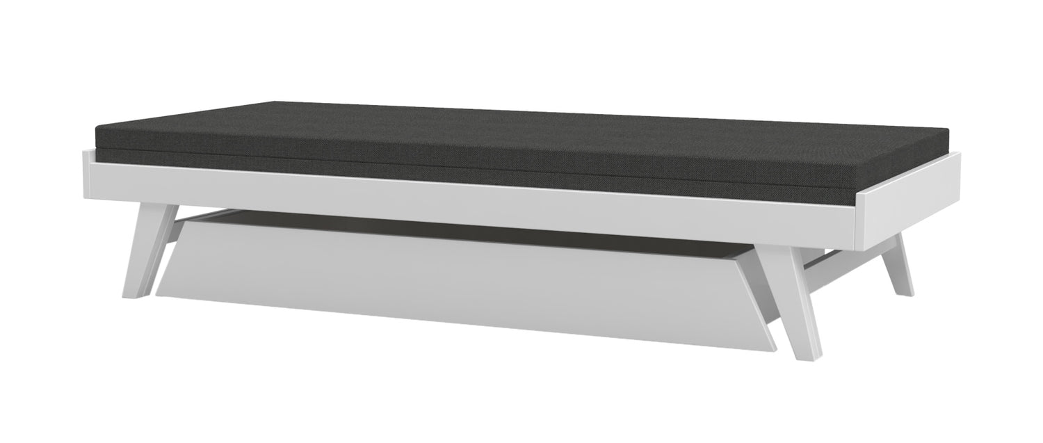 Kuvassa on valkoinen Notte-vuodevaatelaatikko Notte 3h -puusohvan 190 x 75 cm alla.