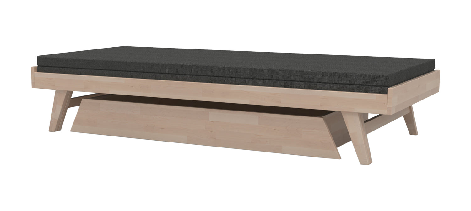 Kuvassa on koivunvärinen Notte-vuodevaatelaatikko Notte 3h -puusohvan alla 200 x 75 cm.