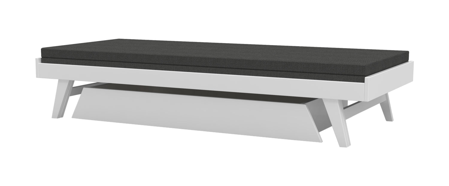 Kuvassa on valkoinen Notte-vuodevaatelaatikko Notte 3h -puusohvan 200 x 75 cm alla.