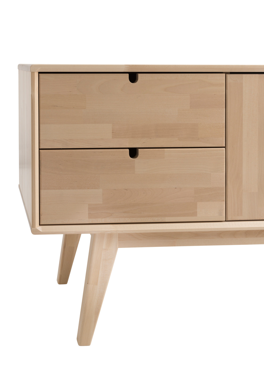 Luonnonvärinen Notte-sarjan tv-taso lakattua koivua. Notte-sarja on täynnä pieniä yksityiskohtia.