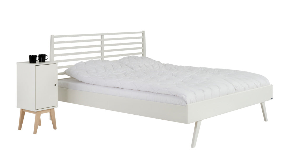 Notte-pikkulipasto yöpöytänä, värissä maalattu valkoinen. Kuvan valkoinen Notte-sänky myydään erikseen.