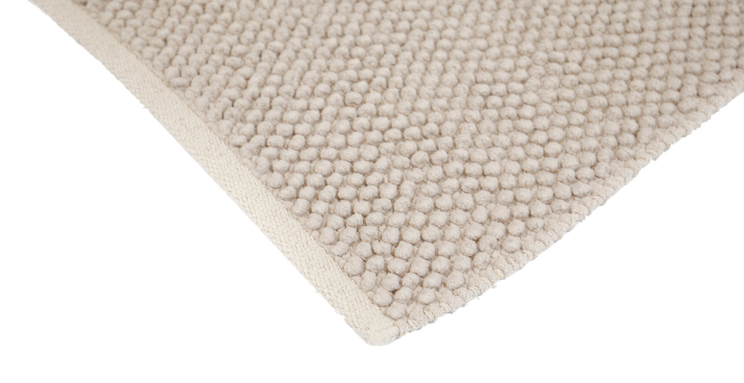 Pehmeä Olivia-matto pellavanvärisenä. Puuvillamatossa on pampulapinta ja liukumaton pohja.