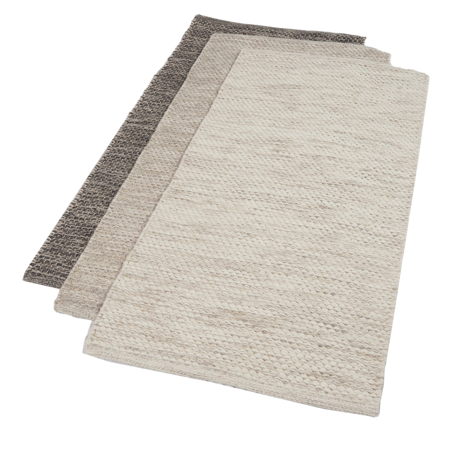 Käsinkudottu villamatto Oona on saatavana luonnollisen pehmeissä sävyissä tummanharmaana, harmaana ja luonnonvalkoisena. Oona-matossa on pelkistetty meleerattu kuosi.