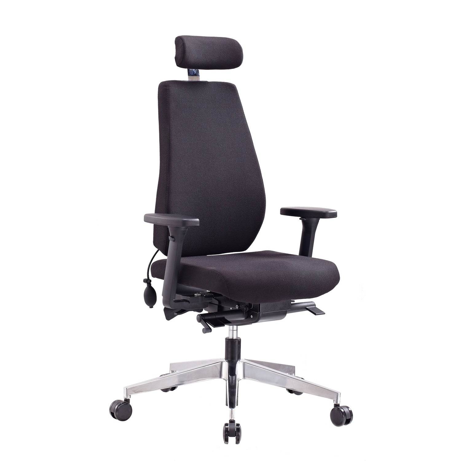 Oscar 50 työtuolissa on musta kangasverhoilu ja kiillotettu alumiininen jalkaristikko. Kuvassa näkyy ilmatäytteisen ristiseläntuen täyttöpumppu.