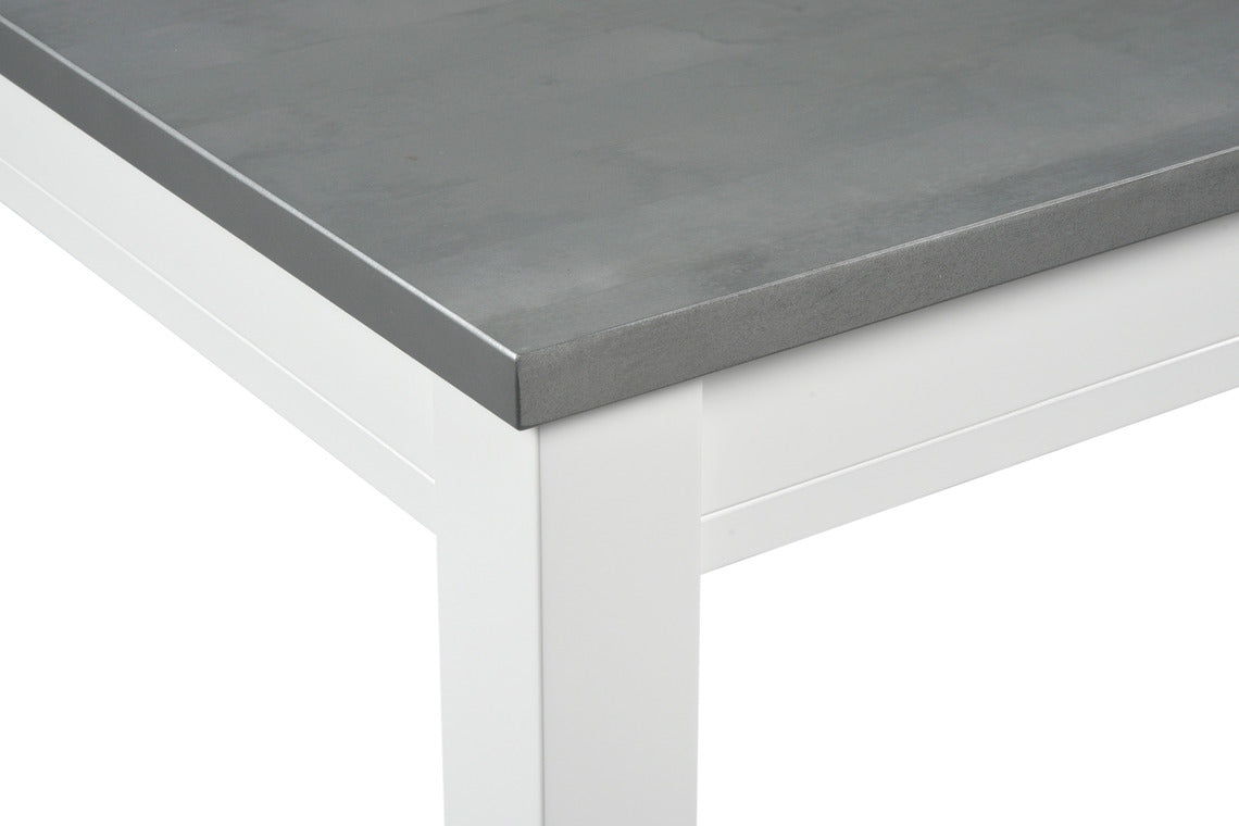 Valkoinen Petra-ruokapöytä harmaaksi petsatulla kannella lähikuvassa.