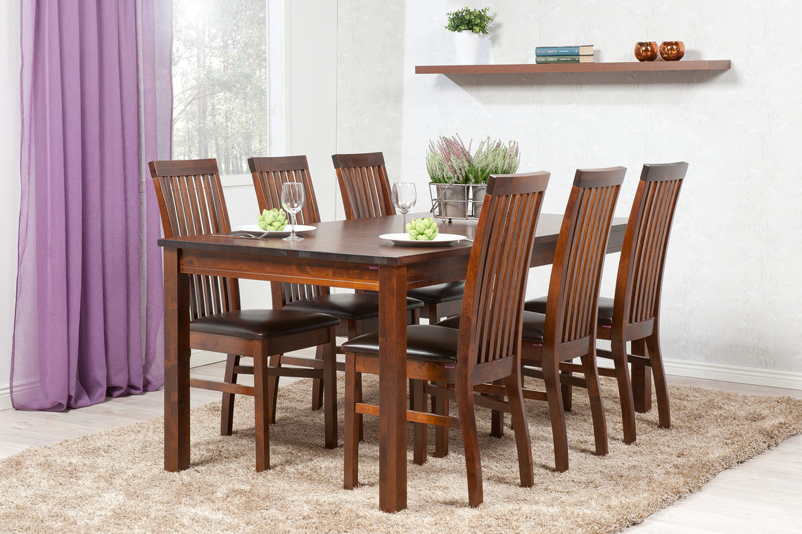 Petra-ruokailuryhmä tumman pähkinänvärisenä. Kuvan Petra-tuoleissa on ruskea Eco Pull Up 01 keinonahkaverhoiltu istuinosa. Petra-ruokapöydän koko on 175 x 90 cm.