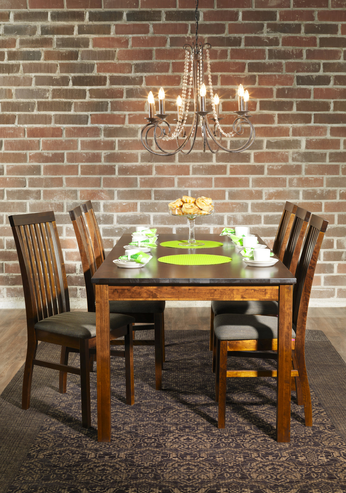 Petra-ruokailuryhmä tumman pähkinänvärisenä. Kuvan Petra-tuoleissa on Austin-kangasverhoiltu istuinosa.