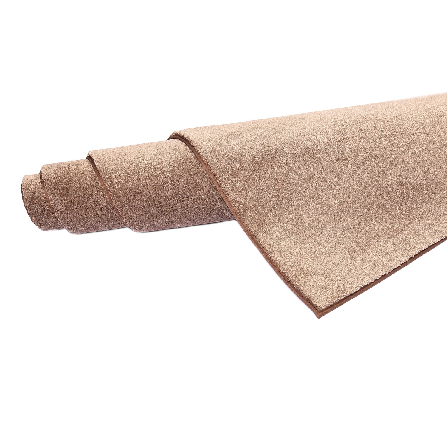 Kuvassa ruskea Puuteri-nukkamatto rullattuna.