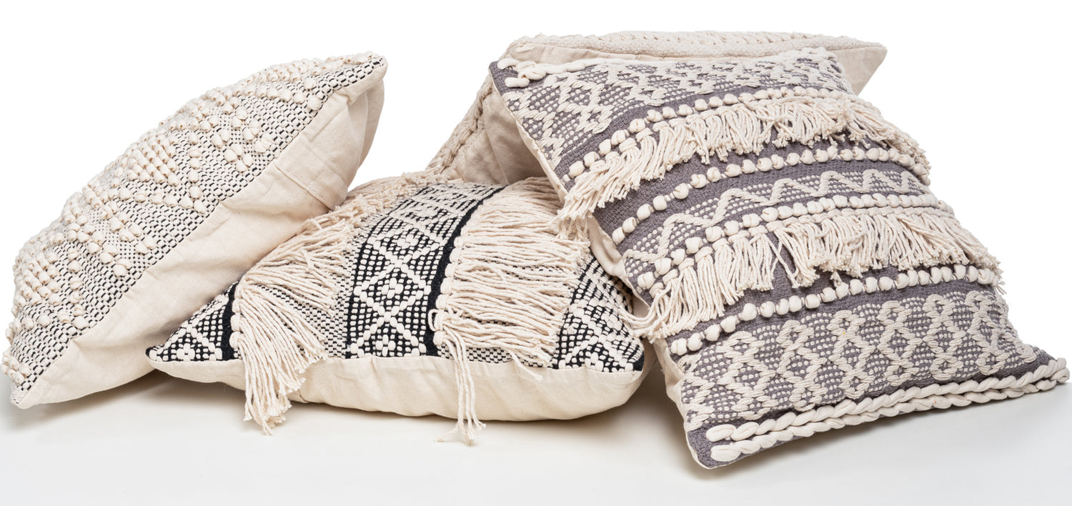 Riimu-sarjasta löydät useita erilaisia koristetyynyjä. Kuvassa on luonnonvalkoiset Pampula- ja Letti-tyynyt, sekä musta ja harmaa Hapsu-tyyny.