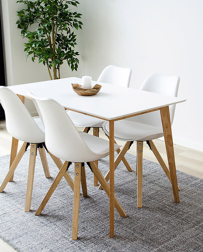 Upeat Roma-kuppituolit vinoilla puujaloilla antavat ruokailuryhmälle kiinnostavan ilmeen.