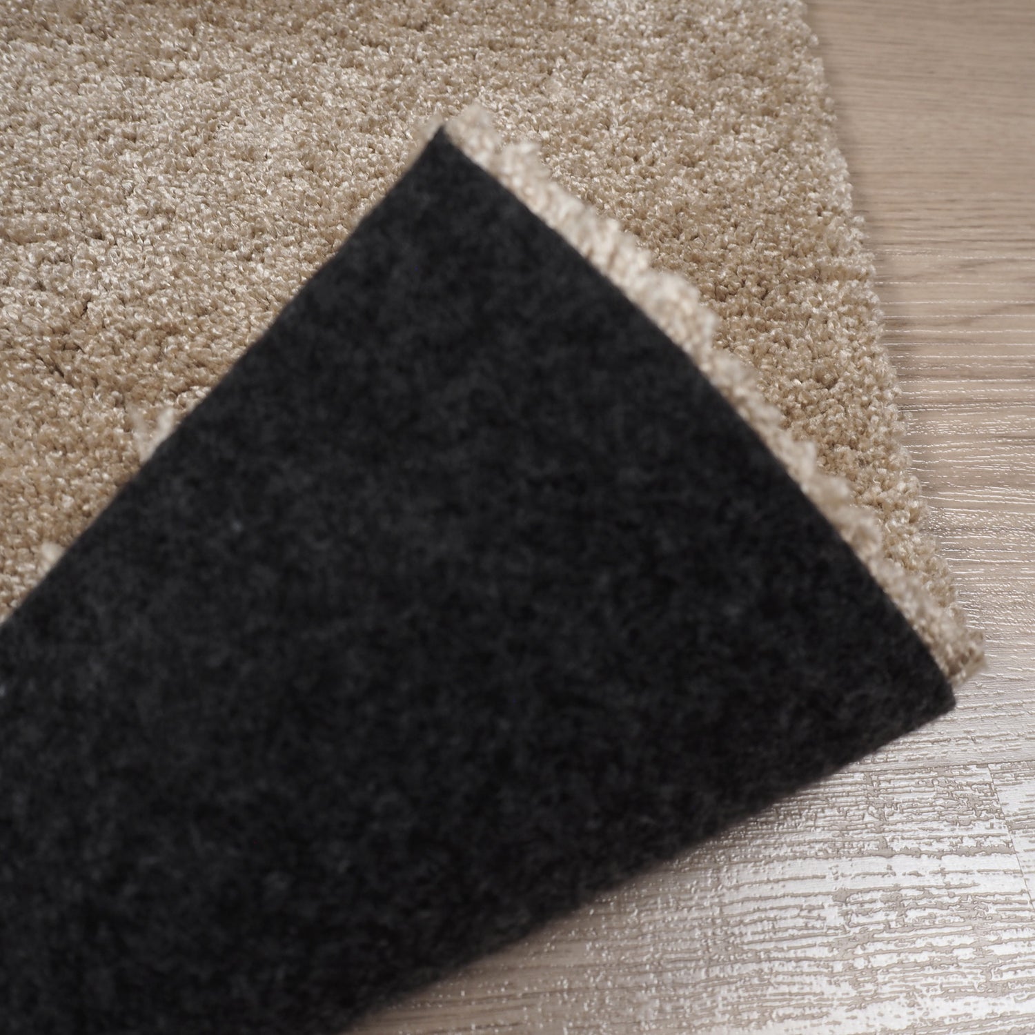Pölyämätön Roihu-nukkamatto sopii kaikkiin oleskelutiloihin ja makuuhuoneisiin. Kuvassa beige Roihu-matto ja huopapohjaus.